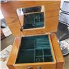 Image 5 : JEWELRY BOX STAND