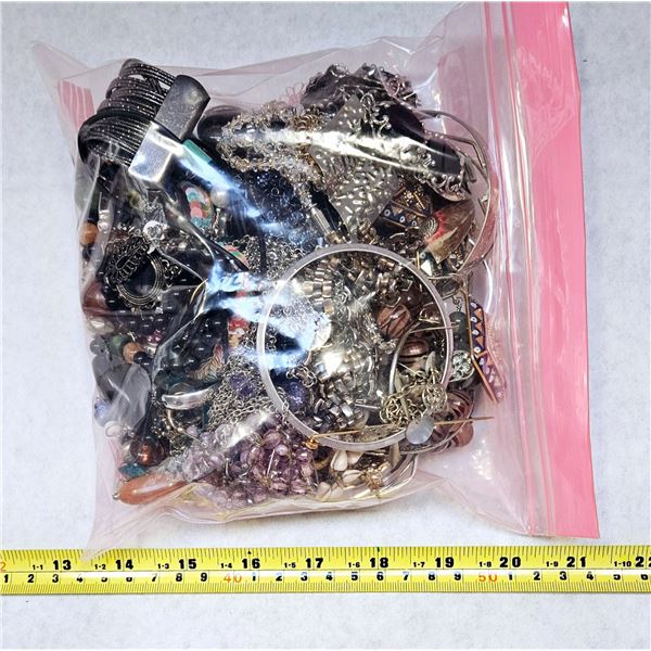 BAG OF VARIOUS JEWELRY PIECES FOR REPAIR WEAR