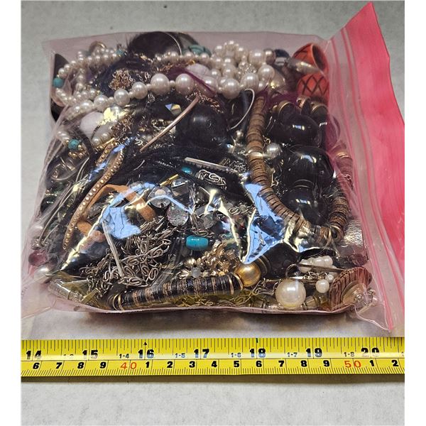 BAG OF VARIOUS JEWELRY PIECES FOR REPAIR WEAR