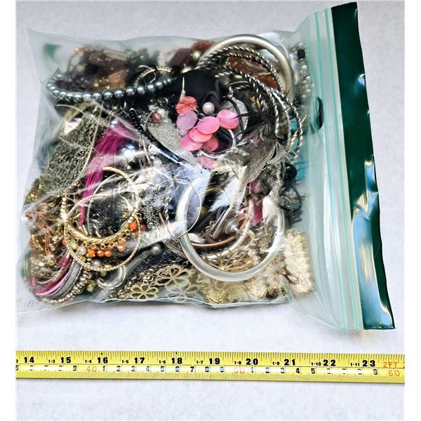 BAG OF VARIOUS JEWELRY PIECES FOR REPAIR WEAR