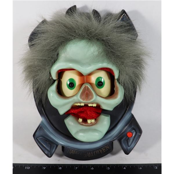 HAPPY HALLOWEEN CREEPY FACE ANIMATED DECORATION