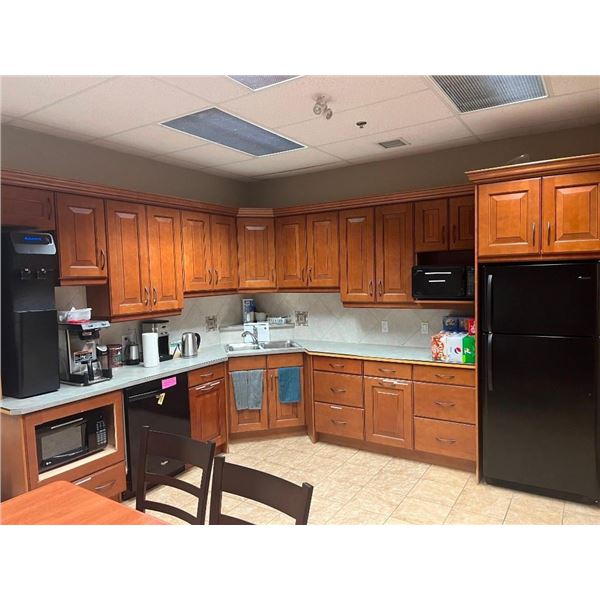 Showroom Sample 14 Piece Cherry Kitchen Cabinet Set disassembled and ready to ship as shown - no cou