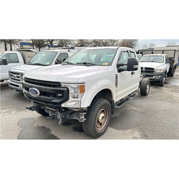 2020 FORD F350 XL, 4DR CREW CAB UTILITY TRUCK, WHITE, VIN 1FD8X3F68LED72734