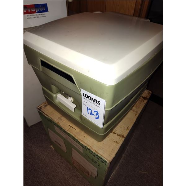 PAK-A-POTTI CAMPING POTTY  IN BOX LOOKS NEW