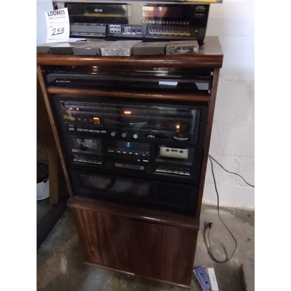 VINTAGE AM-FM STEREO/TURNTABLE/CASSETTE PLAYER