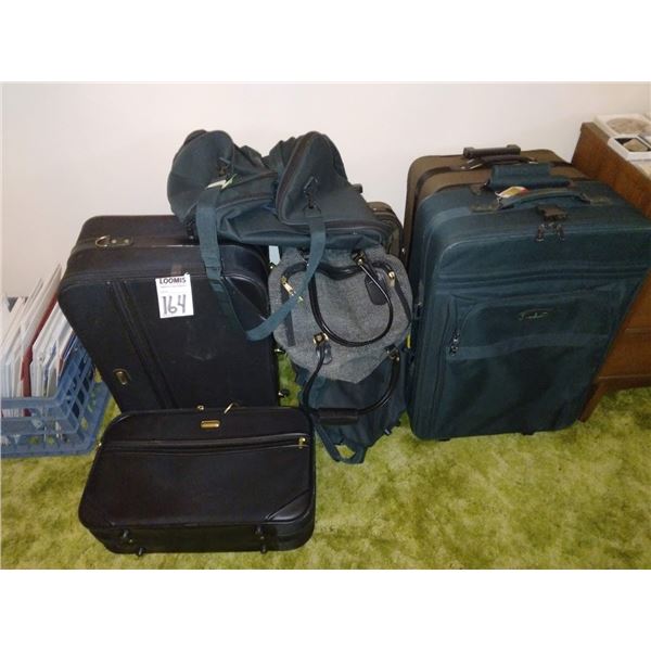 SUITCASES AND STORAGE/GIFT BOXES