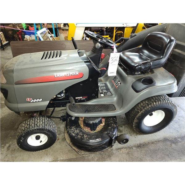 CRAFTSMAN LT2000 LAWN TRACTOR W/ LEAF BOX