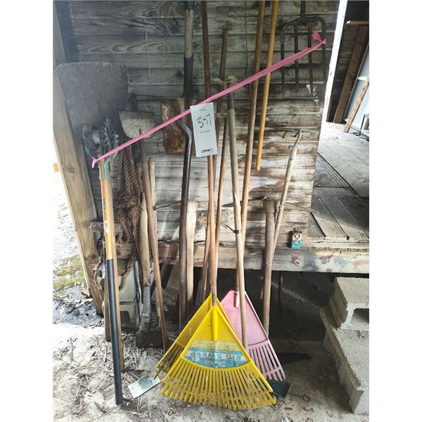 Large lot of hand gardening/ lawn tools