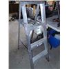 Image 1 : 4' ALUMINUM STEP LADDER