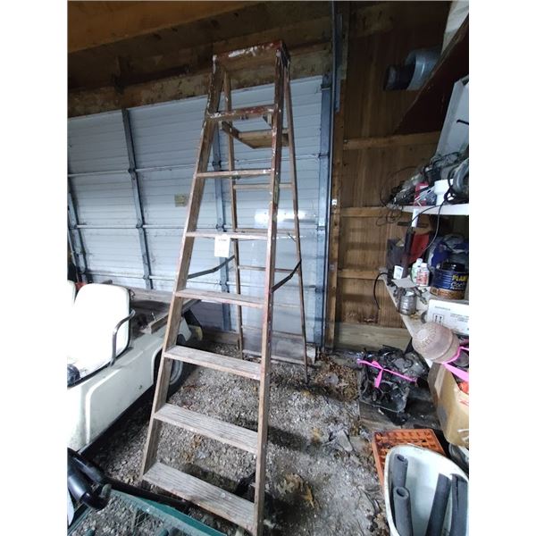 LARGE WOOD STEP LADDER