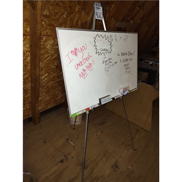 MEMO/DRI ERASE BOARD ON TRI POD