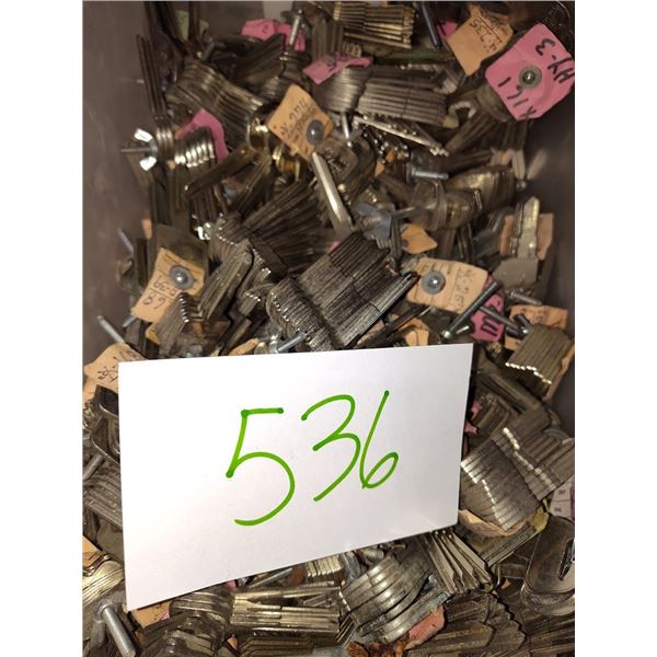 LARGE LOT OF NEW BANK KEYS 100'S OF KEYS