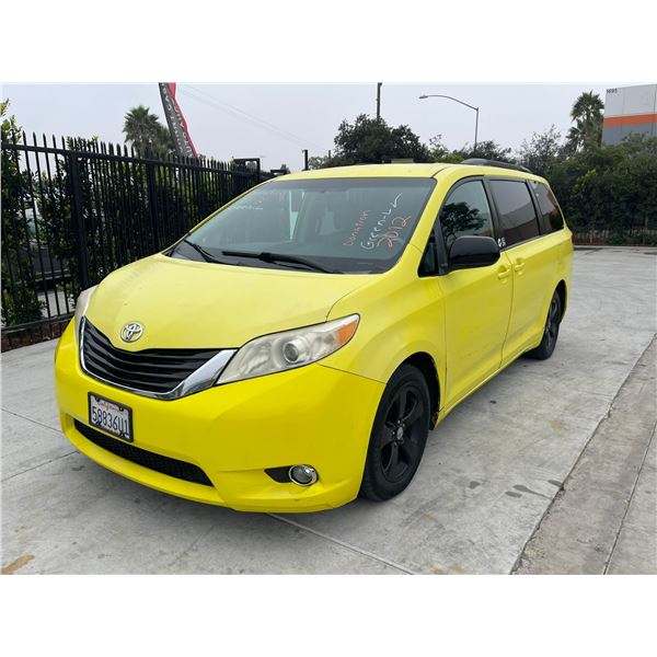 TOYT SIENNA 2012 SALV T/DONATION