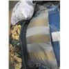 Image 3 : BOX C/W CUSHIONS