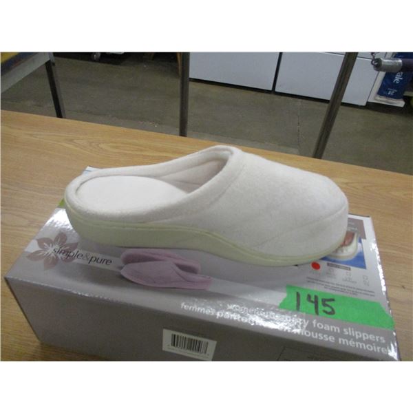 ESTATE:  LADIES WHITE MEMORY FOAM SLIPPERS (SIZE 8)