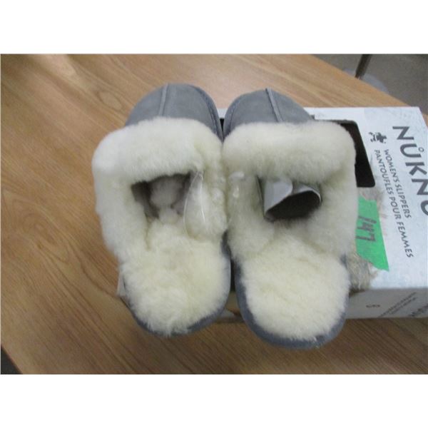 ESTATE:  WOMEN'S NUKUNUUK SLIPPERS (SIZE 6)