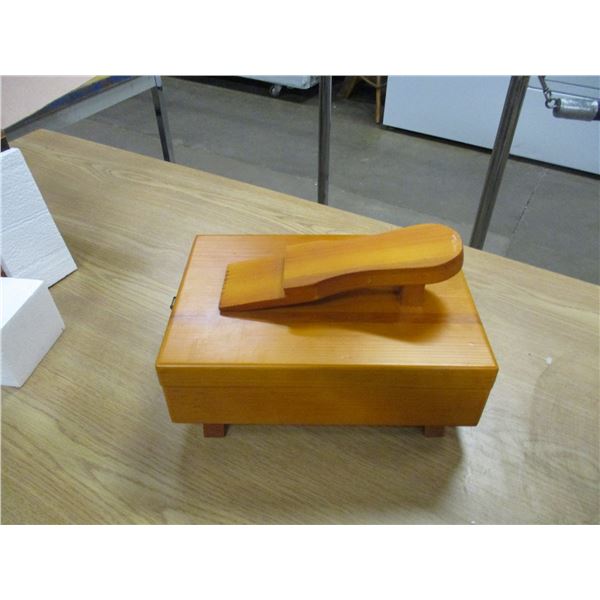 ESTATE:  WOOD SHOE SHINE BOX