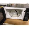 Image 2 : ESTATE:  MICROWAVE OVEN