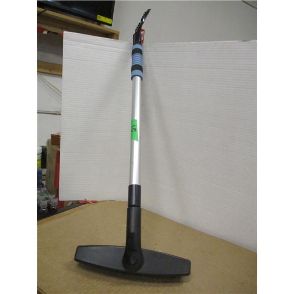 STORE CLOSE-OUT (AS IS):  SWIVEL HEAD SNOW BRUSH WITH EXTENDABLE HANDLE