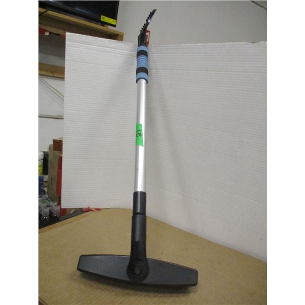 STORE CLOSE-OUT (AS IS):  SWIVEL HEAD SNOW BRUSH WITH EXTENDABLE HANDLE