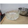 Image 2 : ESTATE:  3 STAINLESS STEEL BOWLS, 1 GLASS BOWL