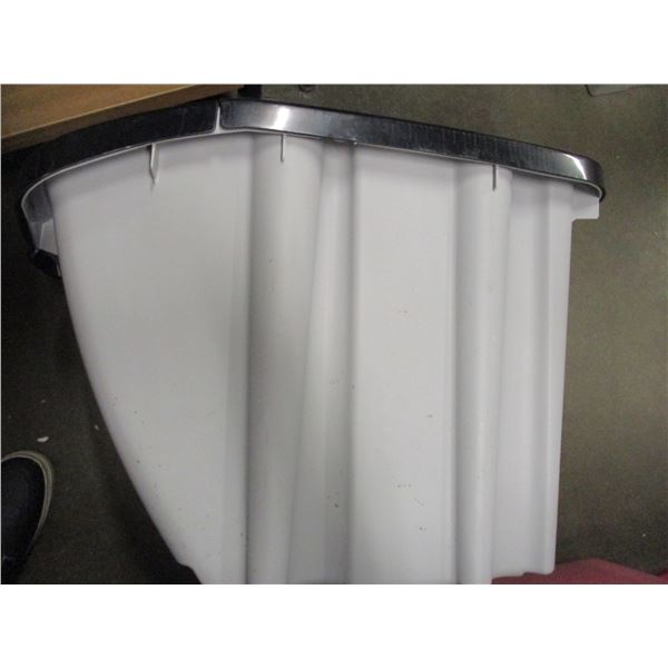 ESTATE:  SUNCAST STACKING TOTE C/W LID