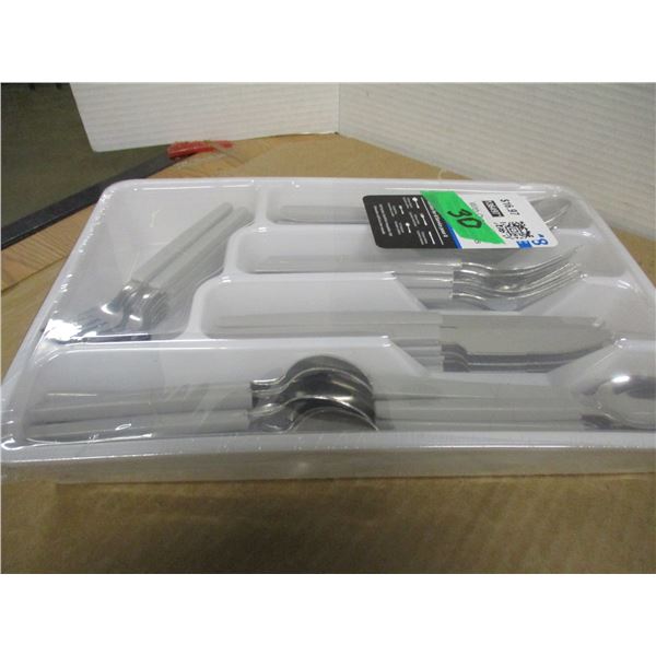 NEW:  8 PIECE SILVERWARE SET