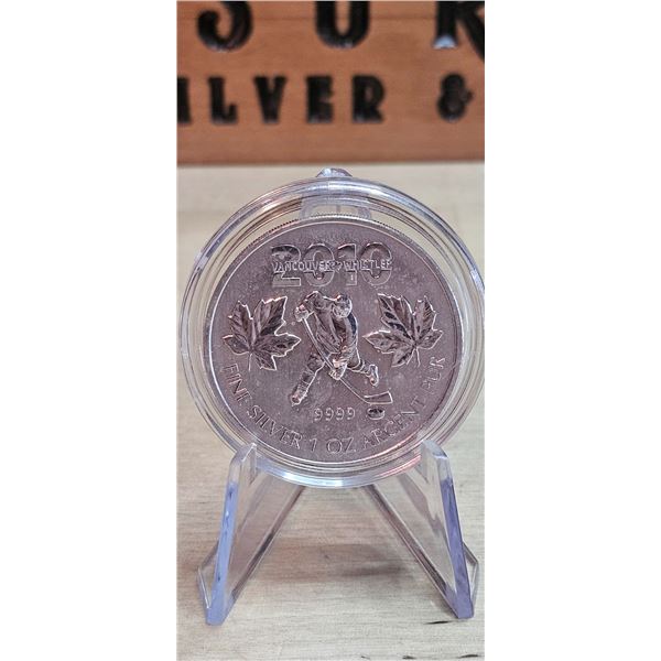 Lot 37-1) 1oz Silver Hockey Player Maple Leaf 2010