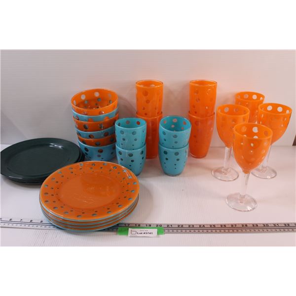 Plastic Camping Dishes Set: (12) Plates, (6) Bowls, (8) Cups, (4) Wine Glasses
