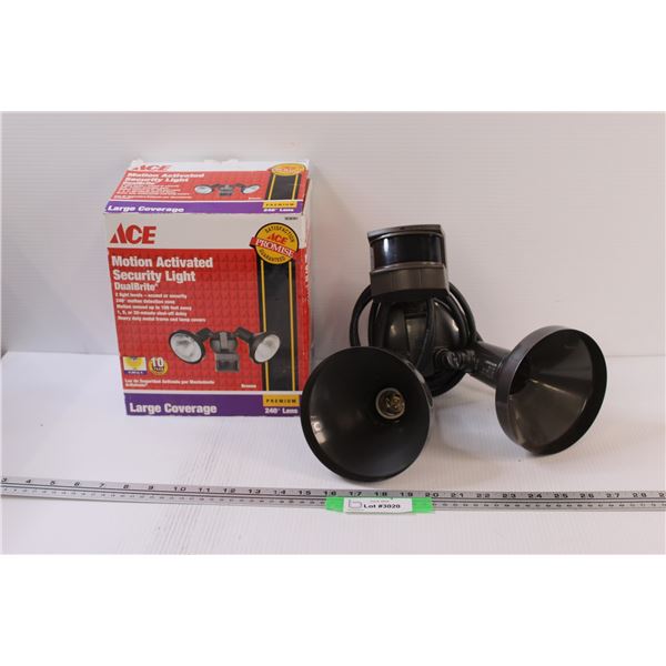 Ace Motion Activated Security Light - missing one Lamp Shade - as is