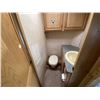 Image 41 : 0C -- 1994 TRIPLE E MOTORHOME, WHITE, 102242 KMS