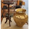 Image 1 : 711 -- PLANTER AND ROUND SIDE TABLE