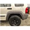 Image 25 : A12H -- 2004 JEEP LIBERTY, WHITE, 247,803 KMS