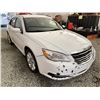 Image 8 : A12K -- 2013 CHRYSLER 200 WHITE 315472 KMS