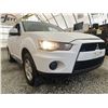 Image 8 : A12T -- 2013 MITSUBISHI OUTLANDER, WHITE, 270359 KMS