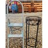 Image 1 : 326 -- STEP STOOL AND DECORATIVE SIDE TABLE