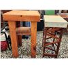 Image 1 : 345 -- TWO SIDE TABLES