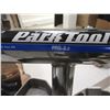 Image 2 : DOUBLE ARM BIKE REPAIR STAND PARK TOOLS PRS-2.2