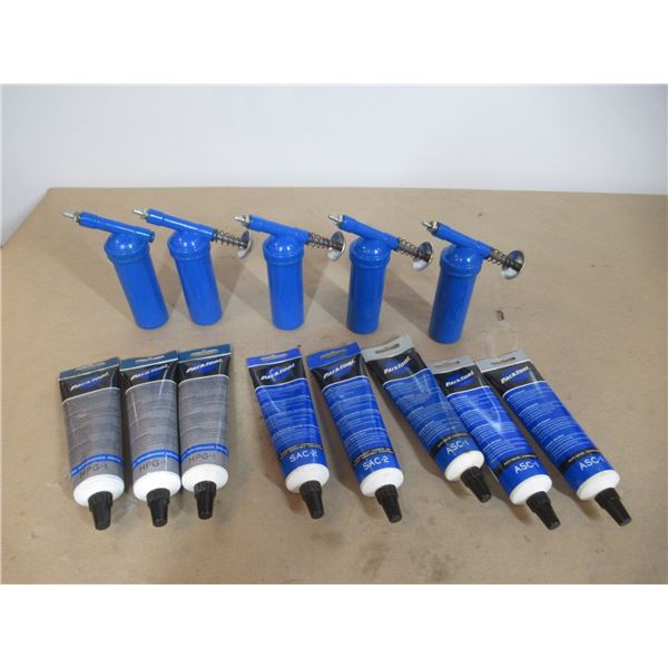 LOT: GREASE AND GREASING TOOLS