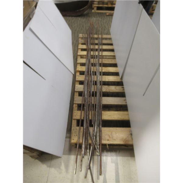 LOT: 13 METAL RODS ASST