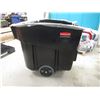 Image 1 : RUBBERMAID COMERCIAL TRASH CART
