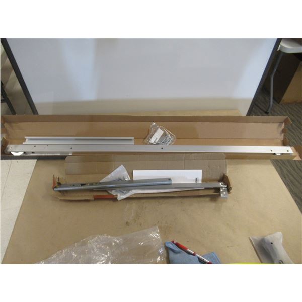 LOT:71 DRAWER TRACKS ASST
