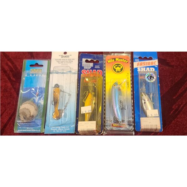 FIVE ASSORTED LURES: SHAD FASTRAC AND DOUBLE DEEP NILS MASTER, WD SPORT WINNER AND SVEN