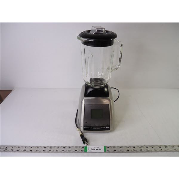 Black and Decker Blender-powers on, missing accessories-as is