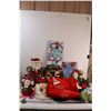 Image 1 : Christmas Lot: Santa, Wicker Wreath, Signs, Decor - in Tote (No Lid)