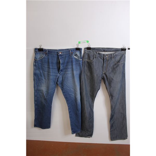 (2) Jeans: Levi's & Wrangler - Size 34