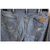 Image 6 : (2) Jeans: Levi's & Wrangler - Size 34