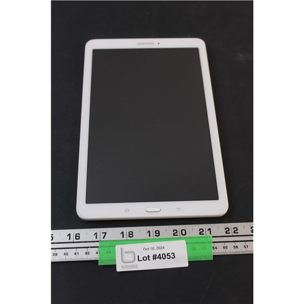 Samsung Tablet - 16GB - 8" Screen - Powers On, as is
