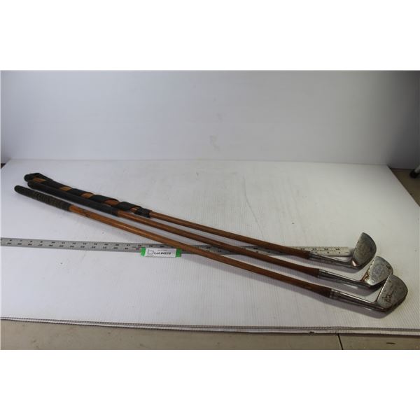 *(3) Vintage Right Hand - Wooden Handled Golf Clubs (Bee Line - Dundee)