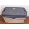 Image 1 : Rubber Maid Tote w/Lid